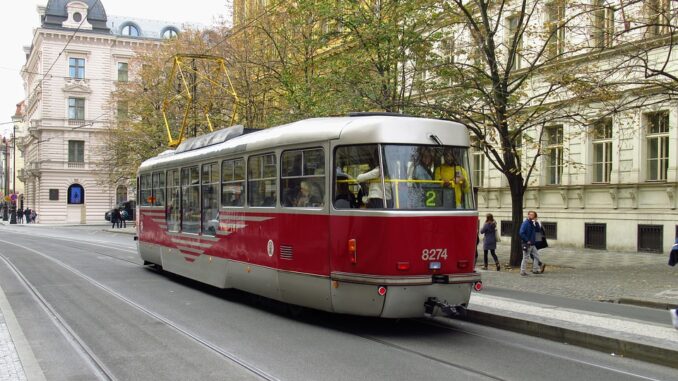 Praha plná zelených tramvajových pásů
