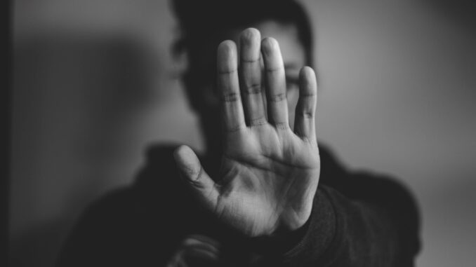 nadine-shaabana-DRzYMtae-vA-unsplash analýza domácího násilí